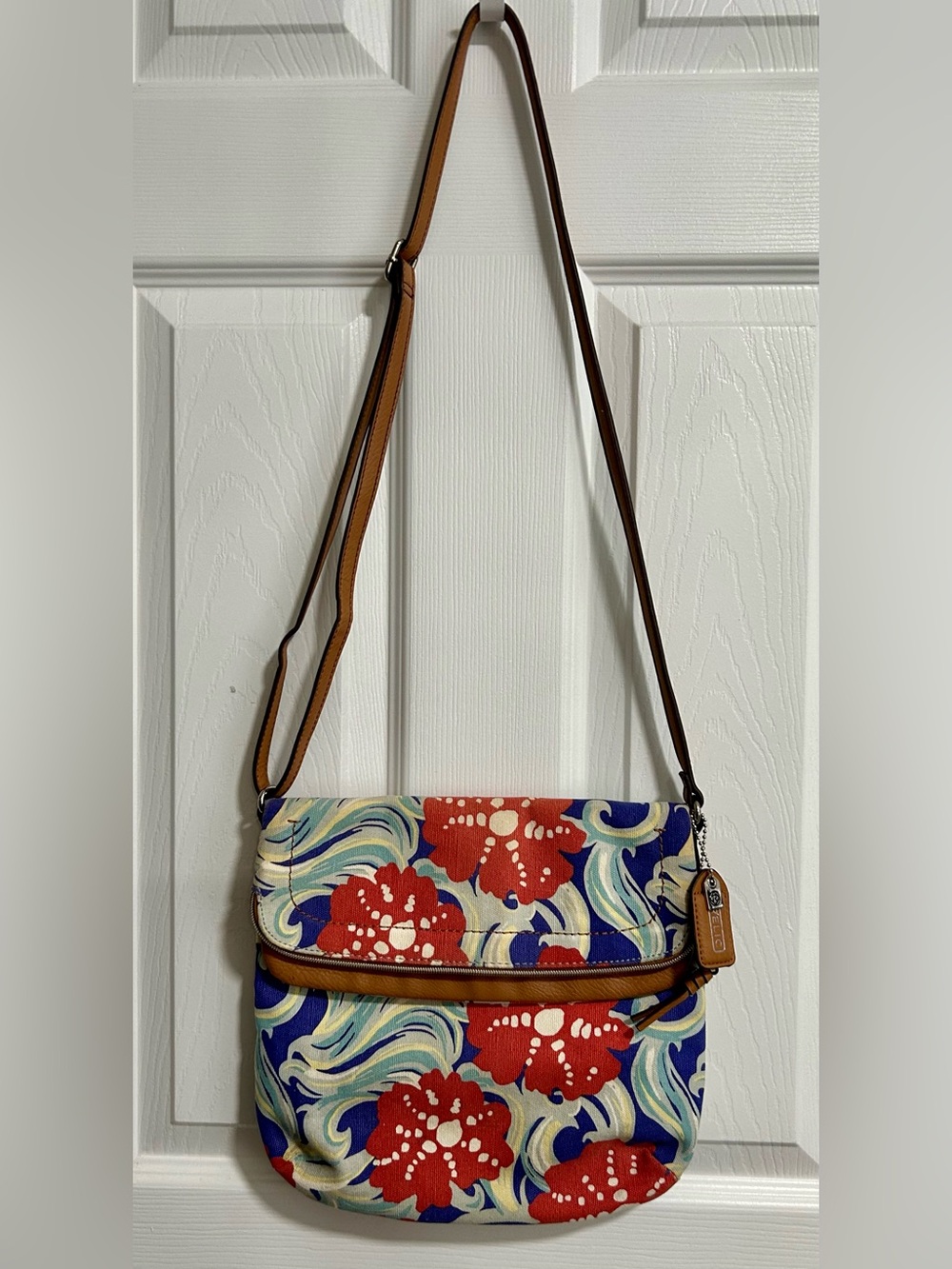 Relic floral canvas Crossbody handbag adjustable strap with a fold-over flap